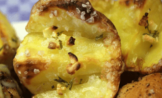 Запечённый картофель с розмарином в духовке